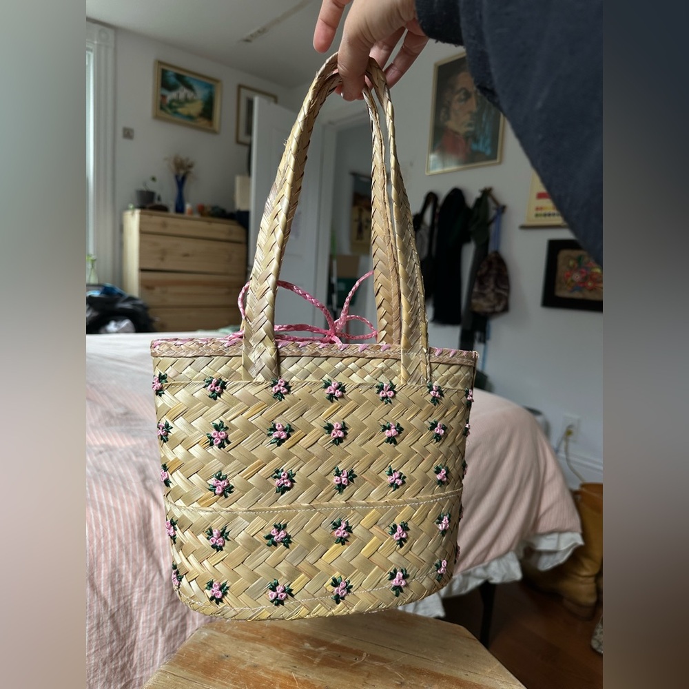 Straw small purse with flower details on front